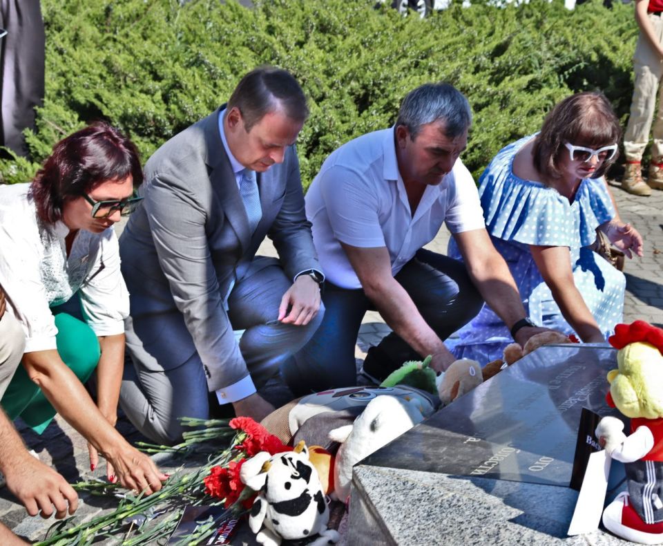 Депутаты Законодательного Собрания Запорожской области приняли участие в митинге-реквиеме, приуроченном ко Дню памяти детей, ставших жертвами войны в Донбассе, который накануне состоялся в Мелитополе Депутаты Законодательного Собрания Запорожской области приняли участие в митинге-реквиеме, приуроченном ко Дню памяти детей, ставших жертвами войны в Донбассе, который накануне состоялся в Мелитополе