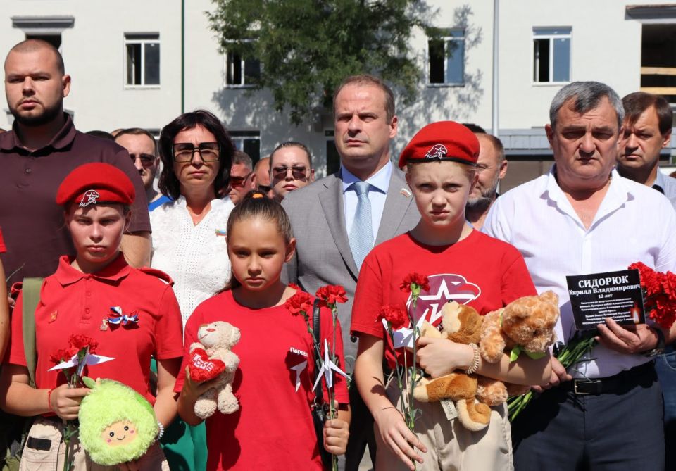 Депутаты Законодательного Собрания Запорожской области приняли участие в митинге-реквиеме, приуроченном ко Дню памяти детей, ставших жертвами войны в Донбассе, который накануне состоялся в Мелитополе