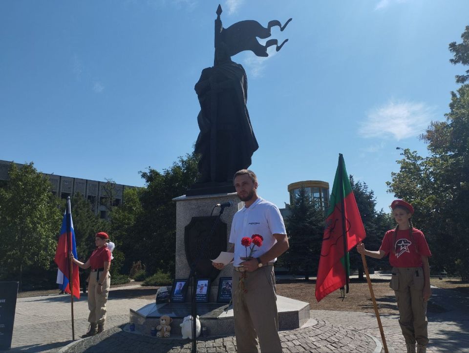 В Мелитополе ветераны СВО, команда фонда «Защитники Отечества» и представители органов власти и общественных организаций провели акцию, посвященную памяти детей – жертв войны на Донбассе В Мелитополе ветераны СВО, команда фонда «Защитники Отечества» и представители органов власти и общественных организаций провели акцию, посвященную памяти детей – жертв войны на Донбассе