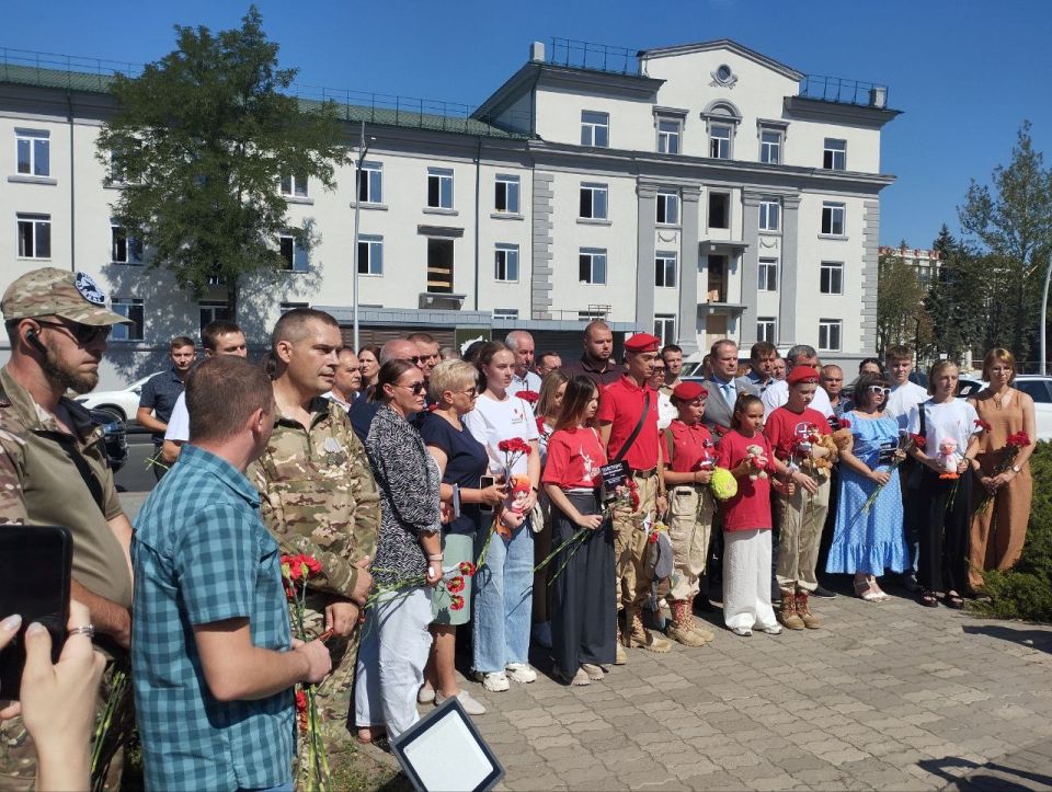 В Мелитополе ветераны СВО, команда фонда «Защитники Отечества» и представители органов власти и общественных организаций провели акцию, посвященную памяти детей – жертв войны на Донбассе В Мелитополе ветераны СВО, команда фонда «Защитники Отечества» и представители органов власти и общественных организаций провели акцию, посвященную памяти детей – жертв войны на Донбассе