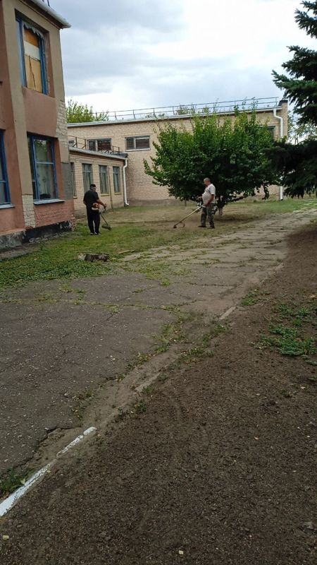 Сотрудники МУП «Жилсервис» проводят работы по благоустройству территории вокруг памятника погибшим воинам и Дома культуры в селе Новониколаевка Сотрудники МУП «Жилсервис» проводят работы по благоустройству территории вокруг памятника погибшим воинам и Дома культуры в селе Новониколаевка