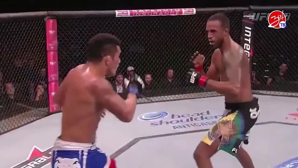 Боец UFC Франсимар Баррозу провёл мастер-класс по смешанным единоборствам в Мелитополе