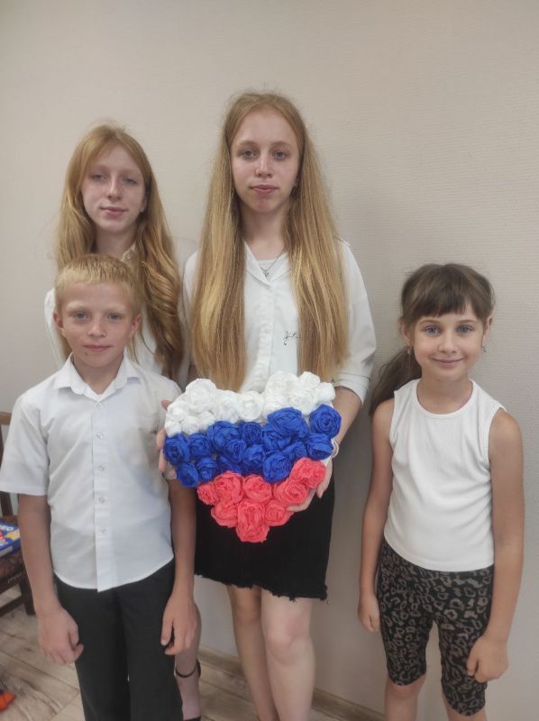 Мастер-класс «Цвета России» в Клубе досуга села Светлодолинское Мастер-класс «Цвета России» в Клубе досуга села Светлодолинское