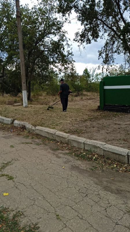 Сотрудники МУП «Жилсервис» проводят работы по благоустройству территории вокруг памятника погибшим воинам и Дома культуры в селе Новониколаевка Сотрудники МУП «Жилсервис» проводят работы по благоустройству территории вокруг памятника погибшим воинам и Дома культуры в селе Новониколаевка