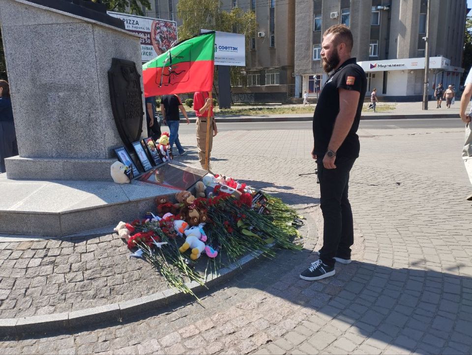 В Мелитополе ветераны СВО, команда фонда «Защитники Отечества» и представители органов власти и общественных организаций провели акцию, посвященную памяти детей – жертв войны на Донбассе В Мелитополе ветераны СВО, команда фонда «Защитники Отечества» и представители органов власти и общественных организаций провели акцию, посвященную памяти детей – жертв войны на Донбассе
