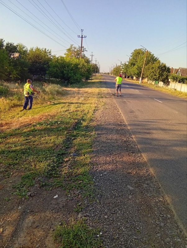 На территории Фруктовского территориального округа работники МУП «Жилсервис» проводят благоустройство в селе Долинское