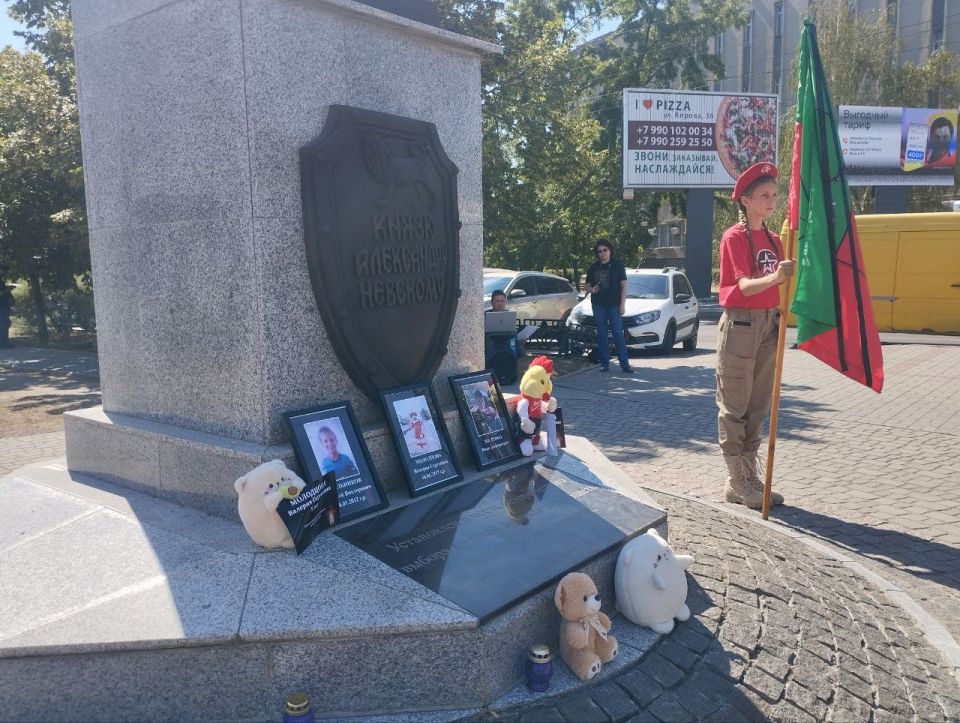 В Мелитополе ветераны СВО, команда фонда «Защитники Отечества» и представители органов власти и общественных организаций провели акцию, посвященную памяти детей – жертв войны на Донбассе В Мелитополе ветераны СВО, команда фонда «Защитники Отечества» и представители органов власти и общественных организаций провели акцию, посвященную памяти детей – жертв войны на Донбассе