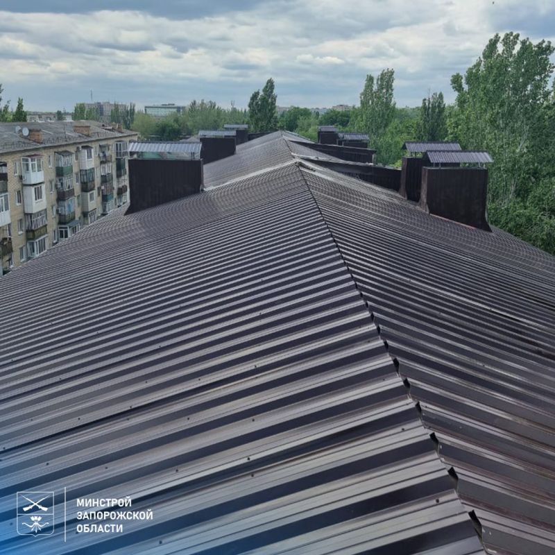 В Мелитополе активно ведутся работы по капитальному ремонту крыш