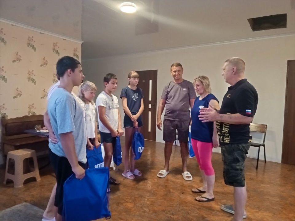 Акимовское местное отделение ЛДПР оказало адресную помощь многодетной семье Точилиных в преддверии нового учебного года Акимовское местное отделение ЛДПР оказало адресную помощь многодетной семье Точилиных в преддверии нового учебного года