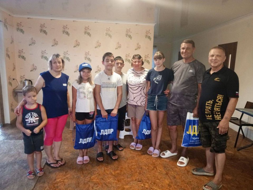 Акимовское местное отделение ЛДПР оказало адресную помощь многодетной семье Точилиных в преддверии нового учебного года Акимовское местное отделение ЛДПР оказало адресную помощь многодетной семье Точилиных в преддверии нового учебного года