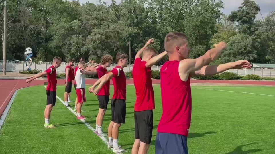 Сборная команда ЗО по футболу проводит учебно-тренировочные сборы в Мелитополе