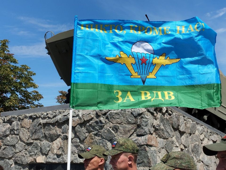 В канун празднования Дня Воздушно-десантных войск команда запорожского филиала фонда «Защитники Отечества», ветераны СВО и действующие бойцы-десантники встретились у мелитопольского памятника воинам-интернационалистам