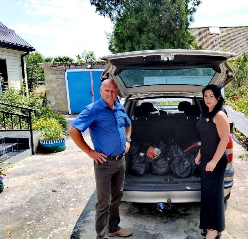 Поддержка продолжается!. Депутат Мелитопольского окружного Совета от партии «Справедливая Россия» Наталья Викторовна Грибачёва передала жителям Зареченского территориального отдела новую партию гуманитарной помощи