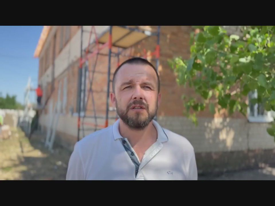 В селе Проминь шефы из Севастополя капитально ремонтируют кровлю здания администрации