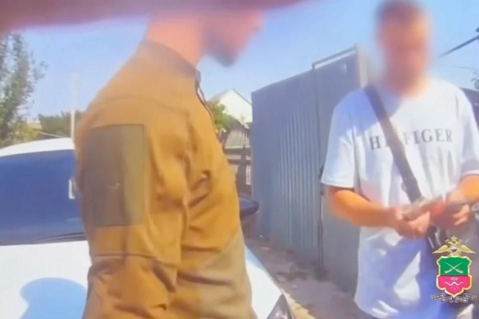 Потребовал документы и усадил в свой автомобиль: В Мелитополе парень прикинулся силовиком и отобрал у мужчины деньги