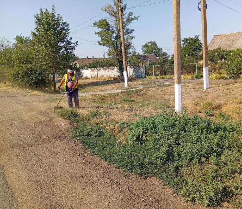 Сотрудники МУП «Жилсервис» на территории Фруктовского территориального отдела продолжают работы по благоустройству села Долинское