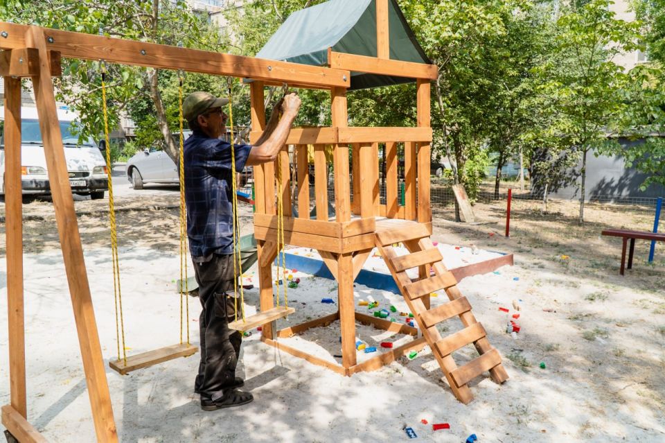 Сергей Золотарёв: По бульвару 30 лет Победы завершаются работы по ремонту детских игровых площадок
