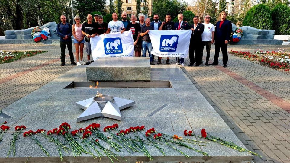 1 Делегация европейских общественных деятелей, включая представителей Всемирной Федерации профсоюзов, прибыла в Мелитополь, чтобы выразить поддержку жителям региона