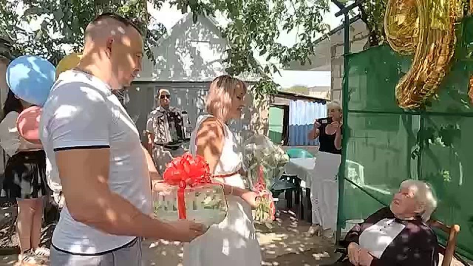 Творческий коллектив Семёновского Дома культуры поздравил ветерана Великой Отечественной войны с юбилеем