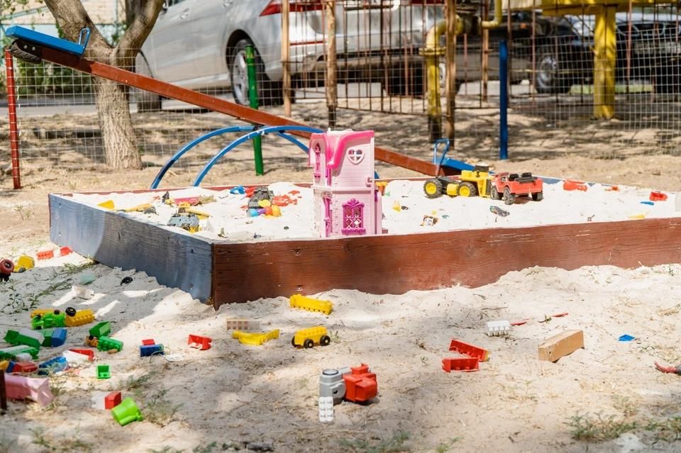 В Мелитополе ремонтируют детские площадки