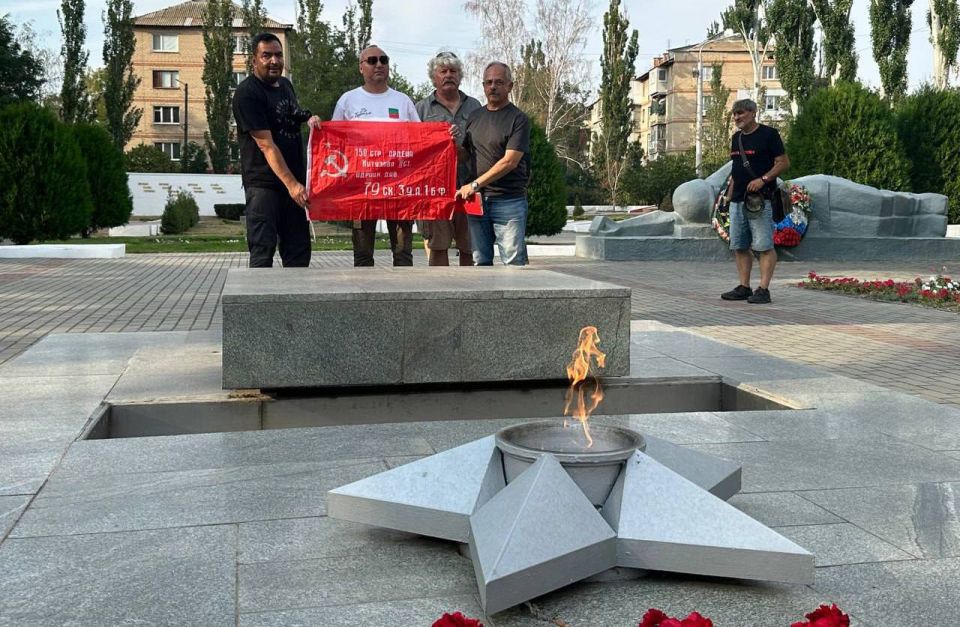 Делегация антифашистов из Европы возложила цветы к вечному огню в Мелитополе
