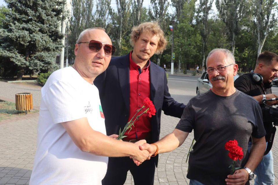 Делегация антифашистов из Европы возложила цветы к вечному огню в Мелитополе Делегация антифашистов из Европы возложила цветы к вечному огню в Мелитополе