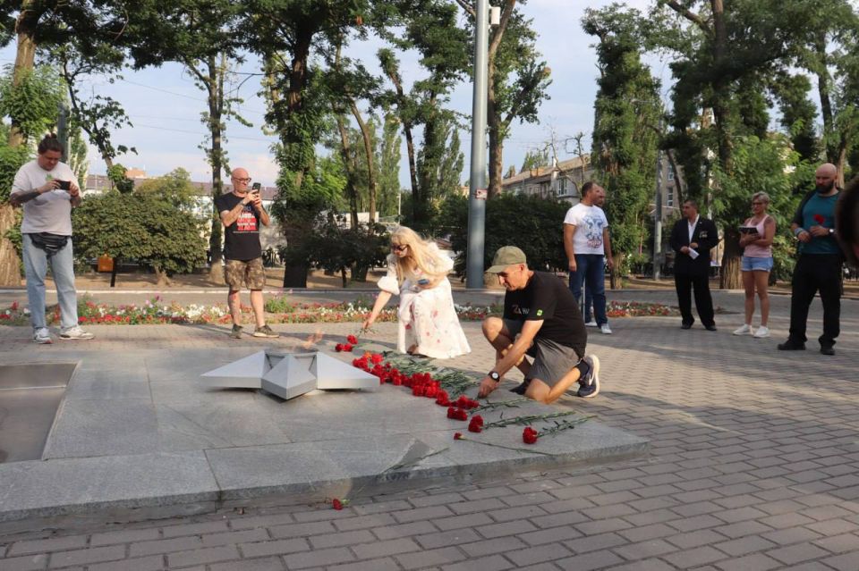 Делегация антифашистов из Европы возложила цветы к вечному огню в Мелитополе Делегация антифашистов из Европы возложила цветы к вечному огню в Мелитополе