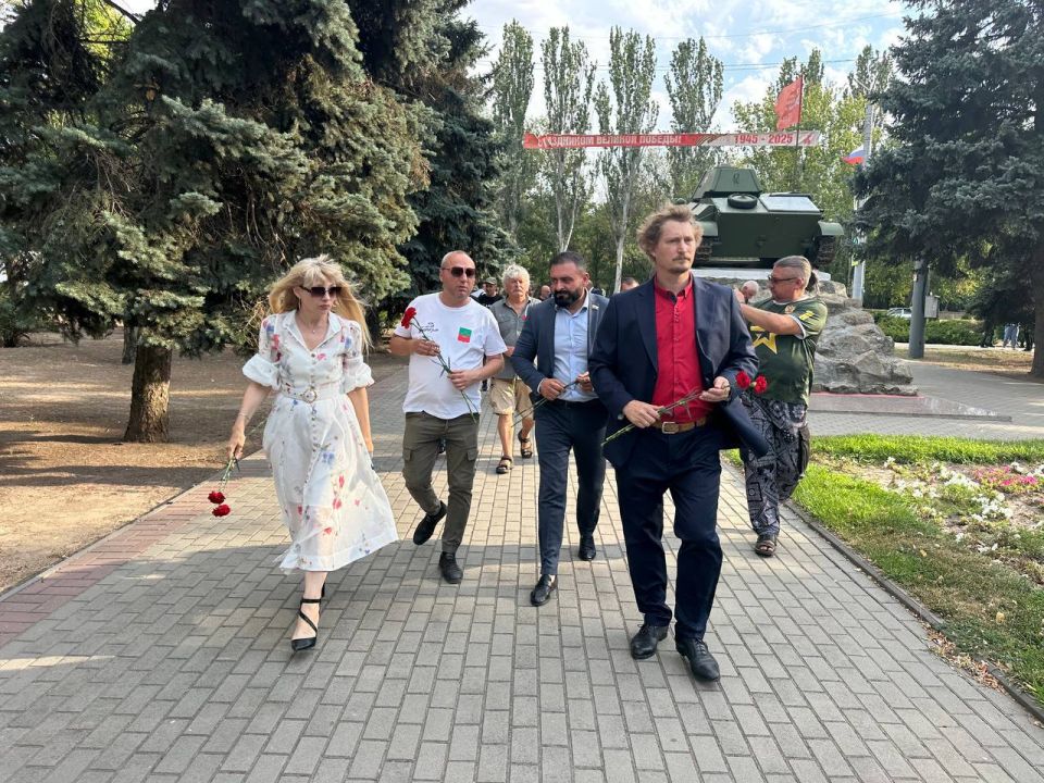 Делегация антифашистов из Европы возложила цветы к вечному огню в Мелитополе Делегация антифашистов из Европы возложила цветы к вечному огню в Мелитополе