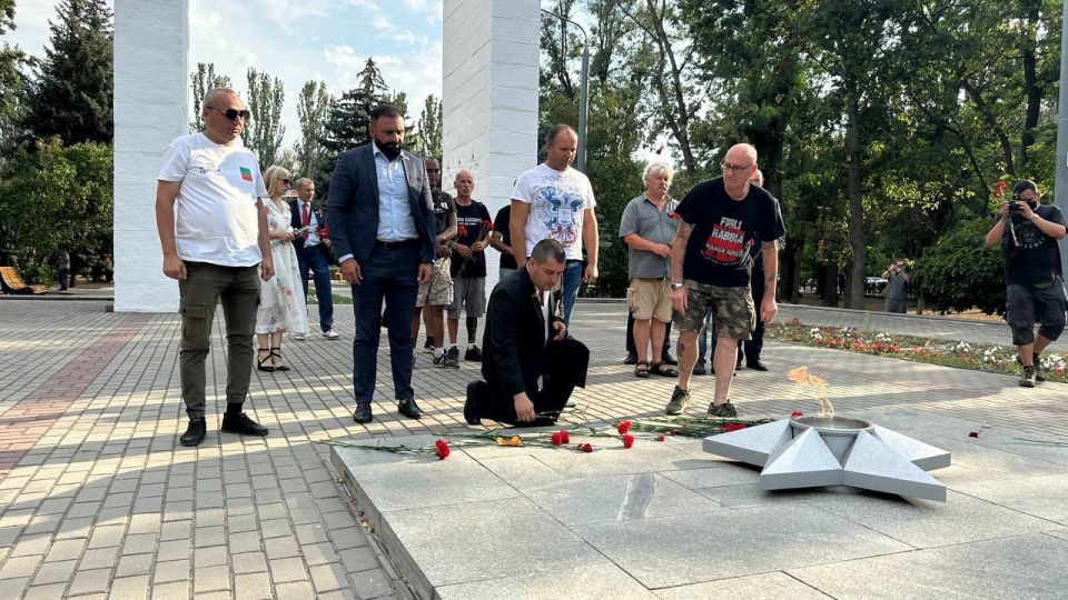 Делегация антифашистов из Европы возложила цветы к вечному огню в Мелитополе Делегация антифашистов из Европы возложила цветы к вечному огню в Мелитополе