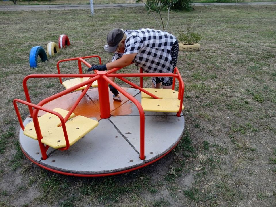 Сотрудники МУП «Жилсервис» продолжают заботиться о благоустройстве села Троицкое Сотрудники МУП «Жилсервис» продолжают заботиться о благоустройстве села Троицкое