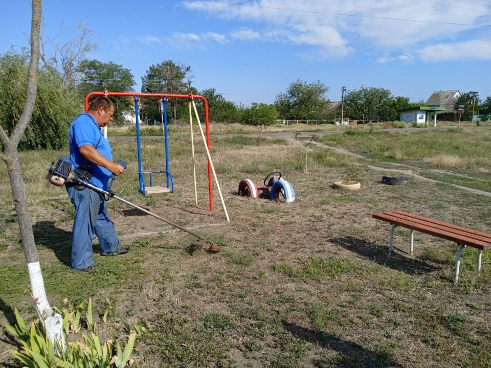 Сотрудники МУП «Жилсервис» продолжают заботиться о благоустройстве села Троицкое Сотрудники МУП «Жилсервис» продолжают заботиться о благоустройстве села Троицкое