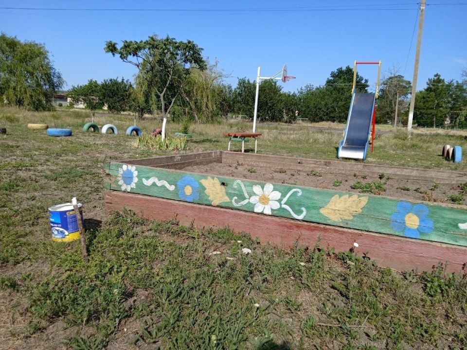 Сотрудники МУП «Жилсервис» продолжают заботиться о благоустройстве села Троицкое Сотрудники МУП «Жилсервис» продолжают заботиться о благоустройстве села Троицкое