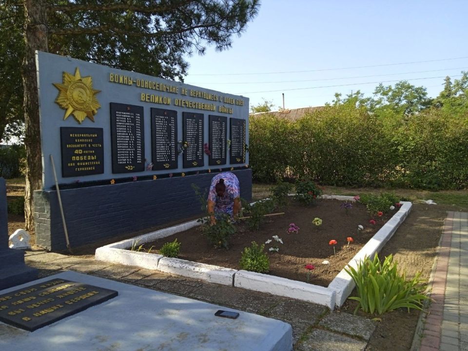 Сотрудники МУП «Жилсервис» продолжают заботиться о благоустройстве села Троицкое Сотрудники МУП «Жилсервис» продолжают заботиться о благоустройстве села Троицкое