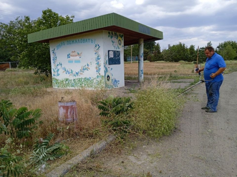 Сотрудники МУП «Жилсервис» продолжают заботиться о благоустройстве села Троицкое Сотрудники МУП «Жилсервис» продолжают заботиться о благоустройстве села Троицкое