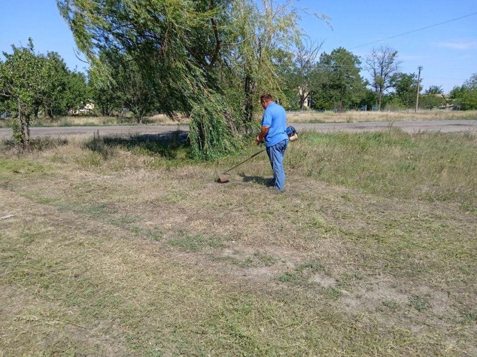 Сотрудники МУП «Жилсервис» продолжают заботиться о благоустройстве села Троицкое Сотрудники МУП «Жилсервис» продолжают заботиться о благоустройстве села Троицкое