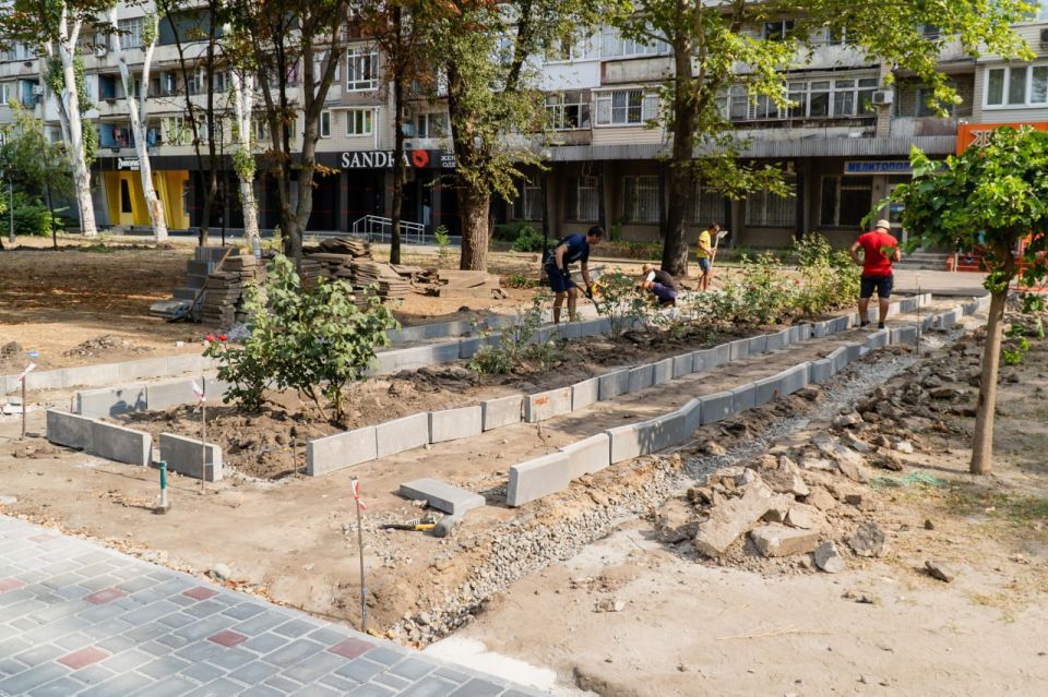 В рамках народной программы на улице Кирова в Мелитополе благоустраивают новый сквер В рамках народной программы на улице Кирова в Мелитополе благоустраивают новый сквер