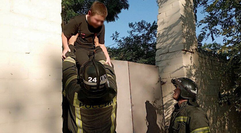 Высоко сижу, далеко гляжу. Спасатели Мелитополя сняли с забора застрявшего ребенка