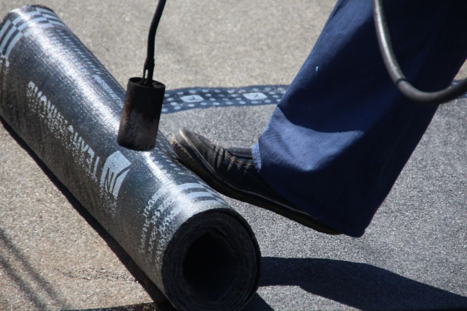 Строители за три дня отремонтировали кровлю многоквартирного дома в Мелитополе Строители за три дня отремонтировали кровлю многоквартирного дома в Мелитополе