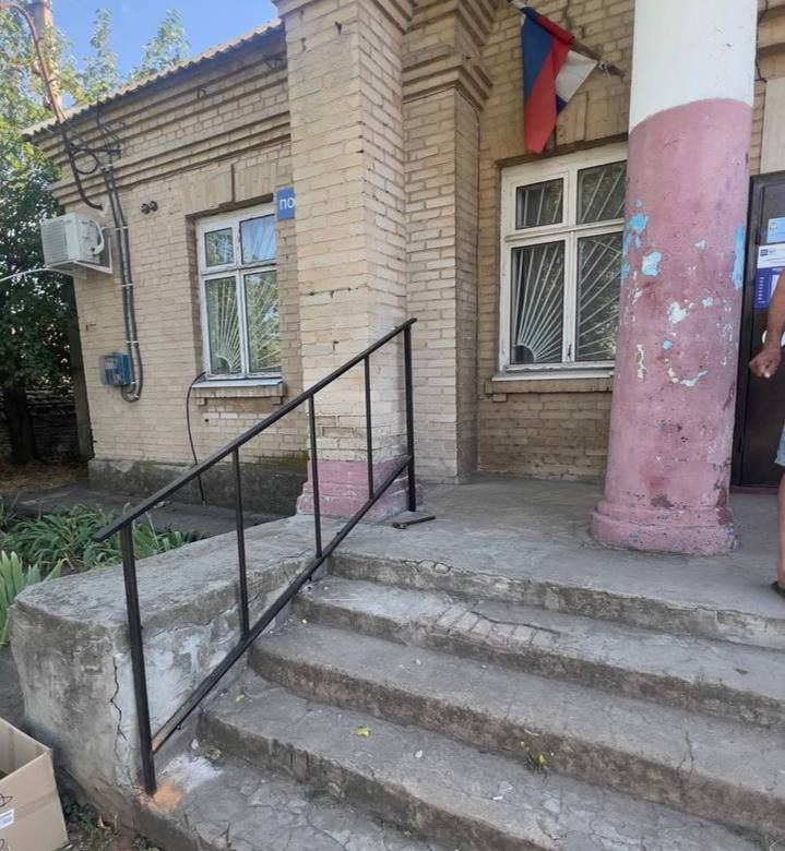 По многочисленным просьбам наших жителей, установлена новая удобная конструкция – железные поручни в отделении почты нашего родного села