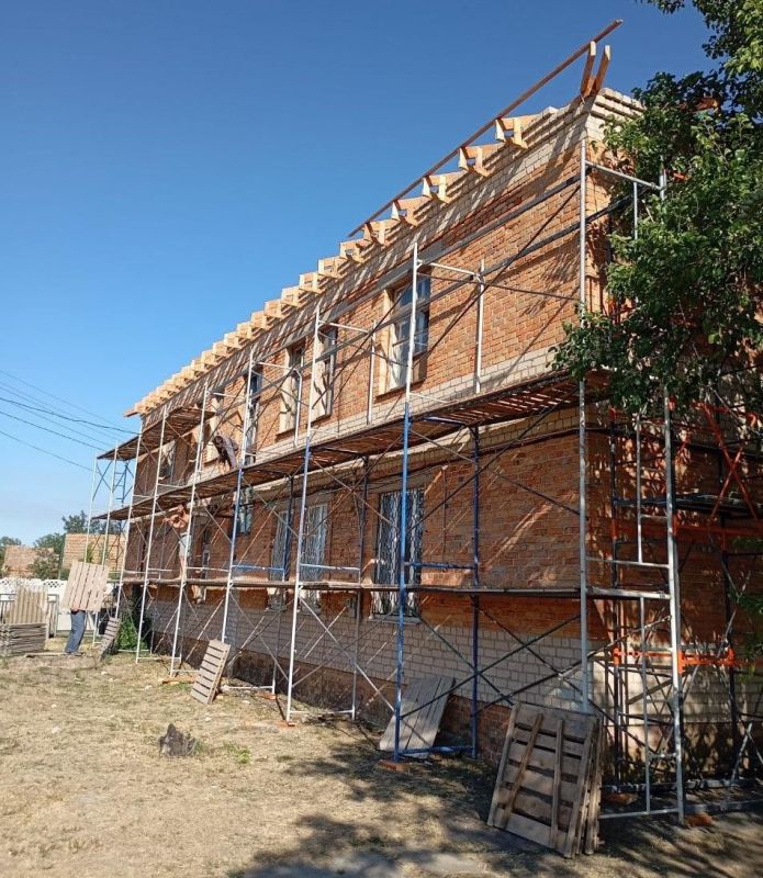 В селе Проминь продолжается монтаж кровли здания администрации