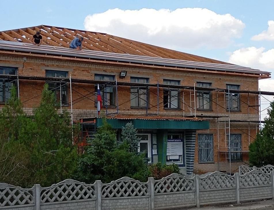 В селе Проминь продолжается монтаж кровли здания администрации В селе Проминь продолжается монтаж кровли здания администрации