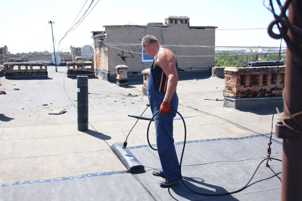 Строители за три дня отремонтировали кровлю многоквартирного дома в Мелитополе Строители за три дня отремонтировали кровлю многоквартирного дома в Мелитополе