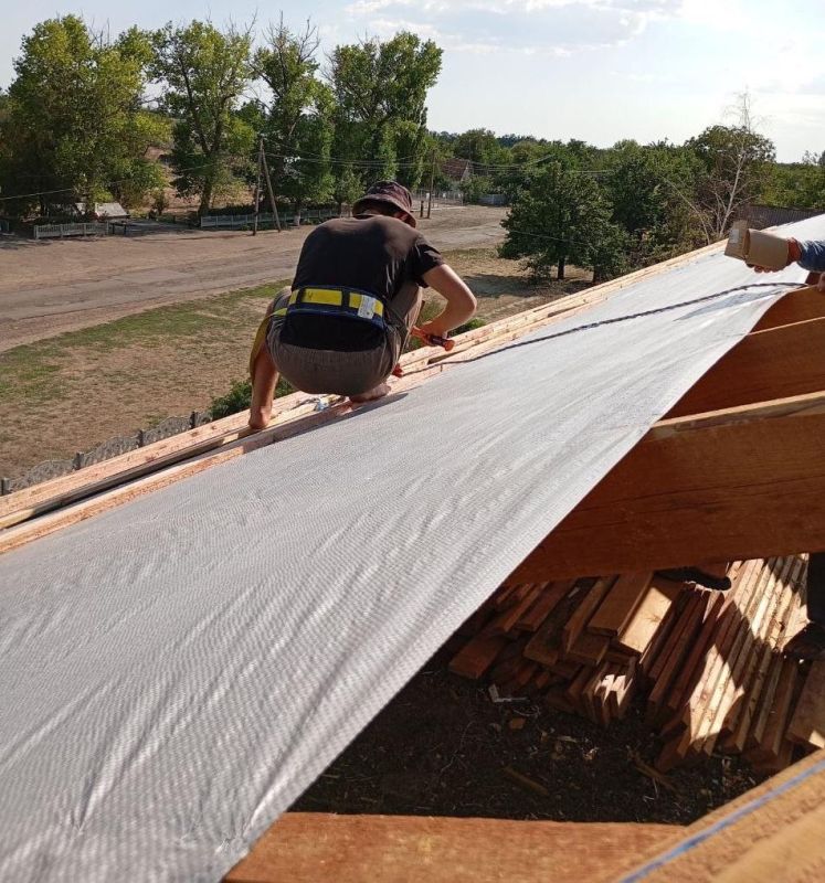 В селе Проминь продолжается монтаж кровли здания администрации В селе Проминь продолжается монтаж кровли здания администрации