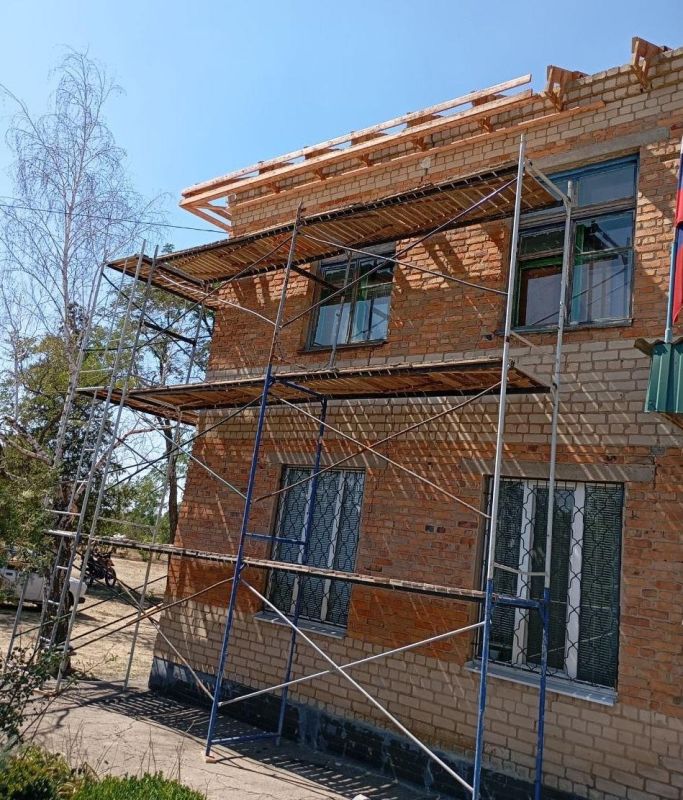 В селе Проминь продолжается монтаж кровли здания администрации В селе Проминь продолжается монтаж кровли здания администрации