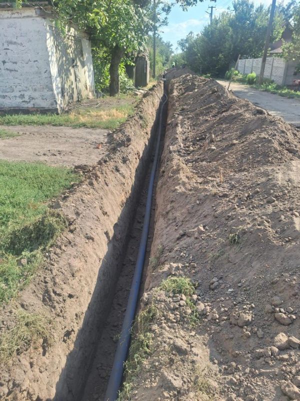 В Светлодолинском шефы продолжают прокладывать водопровод