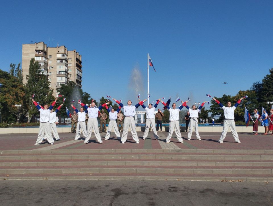 Ветераны СВО и команда запорожского филиала фонда «Защитники Отечества» приняли участие в съемках праздничного ролика ко Дню Государственного флага РФ. Вместе со студией современного танца «Карамель» бойцы и сотрудники фонда... Ветераны СВО и команда запорожского филиала фонда «Защитники Отечества» приняли участие в съемках праздничного ролика ко Дню Государственного флага РФ. Вместе со студией современного танца «Карамель» бойцы и сотрудники фонда...