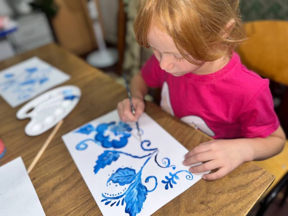 Синие узоры гжели засияли в клубе досуга Тихоновки Синие узоры гжели засияли в клубе досуга Тихоновки