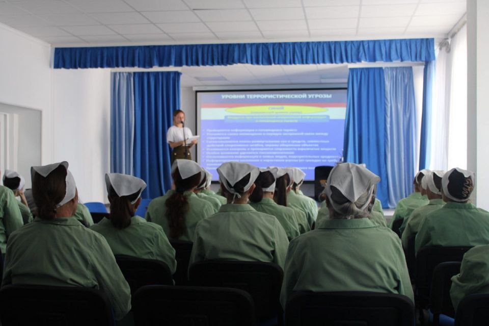 Сотрудники МКУ «Управление культуры, спорта и молодежной политики» администрации городского округа Мелитополь провели интерактивную лекцию на тему «Действие при угрозе террористического акта и в случае его возникновения» в ... Сотрудники МКУ «Управление культуры, спорта и молодежной политики» администрации городского округа Мелитополь провели интерактивную лекцию на тему «Действие при угрозе террористического акта и в случае его возникновения» в ...