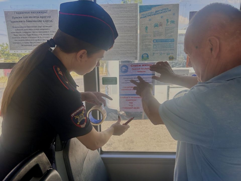 Сотрудники Госавтоинспекции города Мелитополя размещают информационные памятки по Правилам дорожного движения в местах массового скопления граждан Сотрудники Госавтоинспекции города Мелитополя размещают информационные памятки по Правилам дорожного движения в местах массового скопления граждан