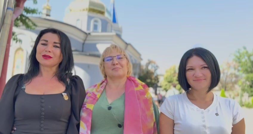 С Яблочным Спасом!. Депутаты Мелитопольского окружного совета- Наталья Грибачева, Валентина Куцевол и председатель совета Наталья Саломасова - поздравили жителей с праздником